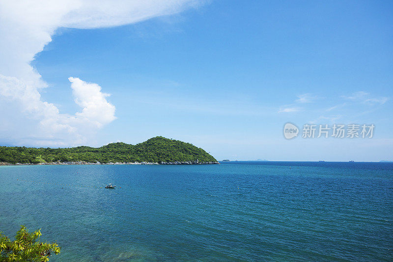 哥思昌岛西部海岸全景图，位于Hat Tham Phang海滩和海湾以北